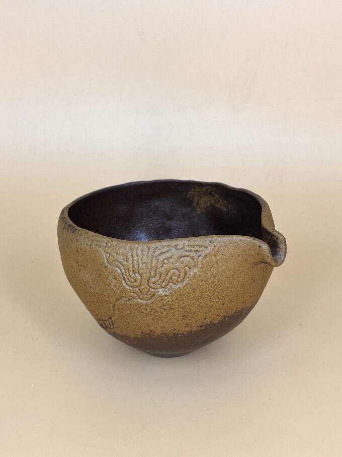 Сливник из желтой керамики Дэхуа