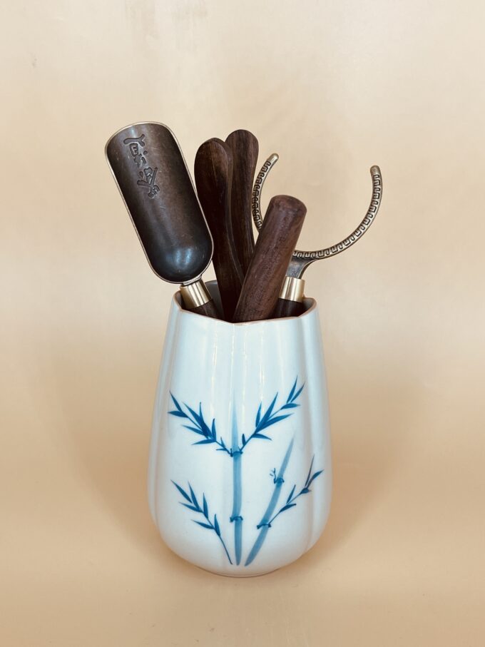 Чайные инструменты в керамическом стакане