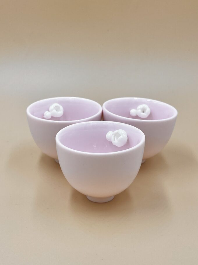 Розовая фарфоровая пиала с белым Лотосом