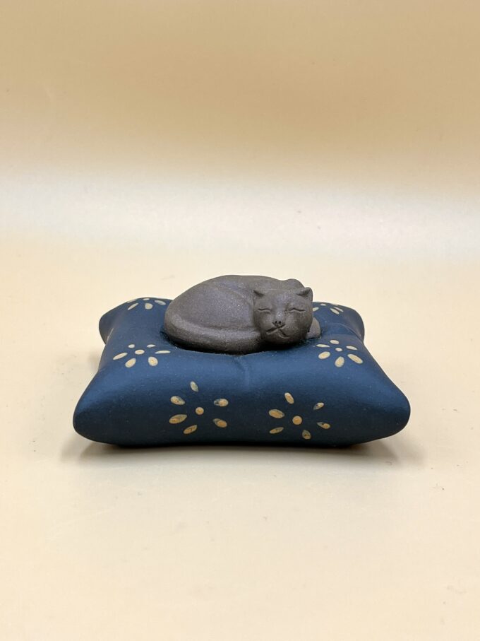 Фигурка кошка на подушке