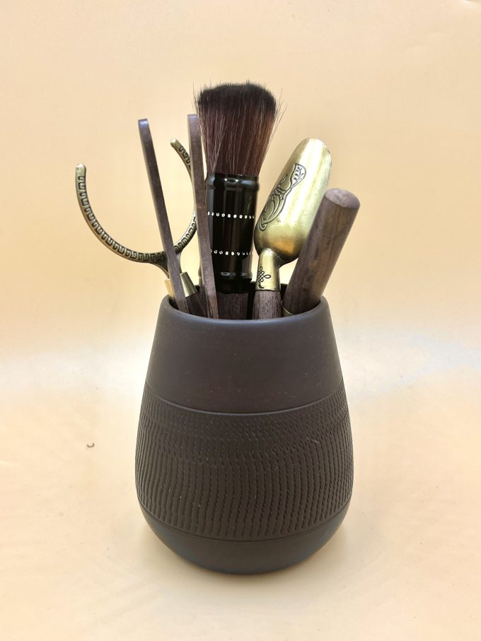 Чайные инструменты в глиняном стакане