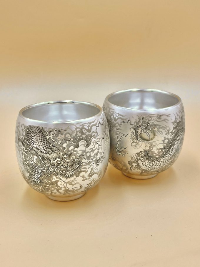 Пиала серебряная с драконом