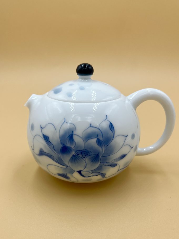 Чайник Си Ши с синим лотосом Фарф. Дэхуа 180 мл.