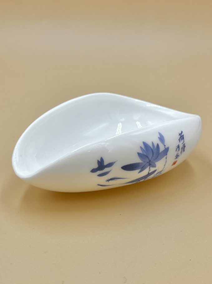 Чахэ белое фарфоровое с синим лотосом