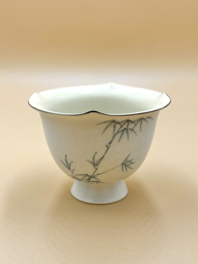 Пиала Дэхуа в форме лотоса на ножке с бамбуком 60 мл.